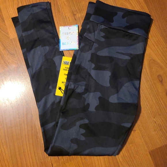 NWT Size 1x Camo Black And Gray Leggings By Cosmic Beauty - Picture 2 of 9